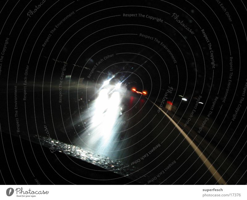 Nachtfahrt 2 Verkehr Gegenverkehr blenden Licht Neonlicht fahren unterwegs Scheinwerfer Beleuchtung Regen