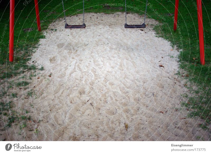 Spielplatzromantik Freizeit & Hobby Kinderspiel Sommer Menschenleer Sand Metall rot Schaukel benutzbar Farbfoto Außenaufnahme Textfreiraum unten