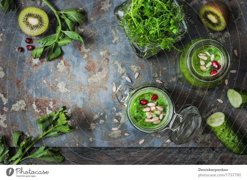 Bestandteile für grünen strengen Smoothie des strengen Vegetariers mit Granatapfel Gemüse Frucht Bioprodukte Vegetarische Ernährung Stein frisch hell rot Farbe