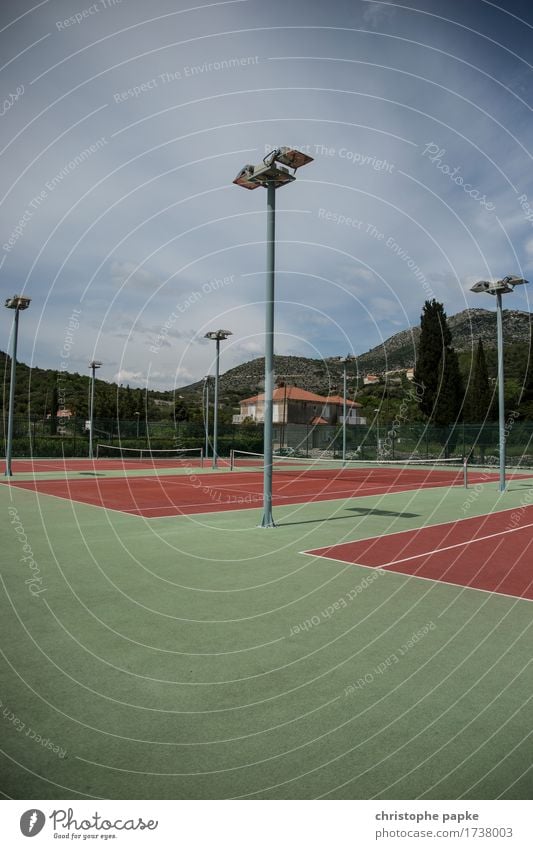 Großes Tennis Reichtum Freizeit & Hobby Tennisplatz Sport Fitness Sport-Training Ballsport Sportstätten Farbfoto Außenaufnahme Menschenleer Tag