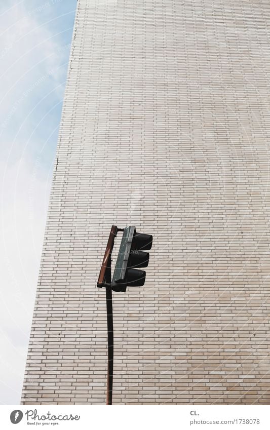 ampel Himmel Wolken Schönes Wetter Stadt Haus Hochhaus Gebäude Architektur Mauer Wand Verkehr Verkehrswege Straßenverkehr Autofahren Ampel Farbfoto