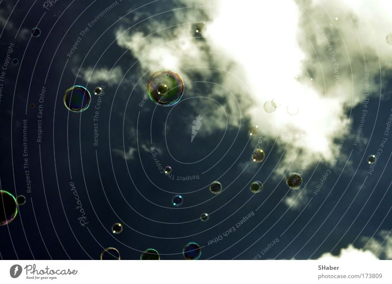 Himmelsstürmer Außenaufnahme Menschenleer Tag Kunstlicht Kontrast Schwache Tiefenschärfe Freude harmonisch ruhig Freizeit & Hobby Spielen Seifenblase fliegen