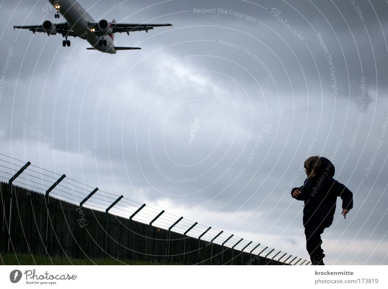 Hase und Igel: Zieleinlauf Farbfoto Außenaufnahme Dämmerung Totale maskulin Kind Junge Kindheit 1 Mensch 3-8 Jahre Verkehr Verkehrsmittel Luftverkehr Flugzeug