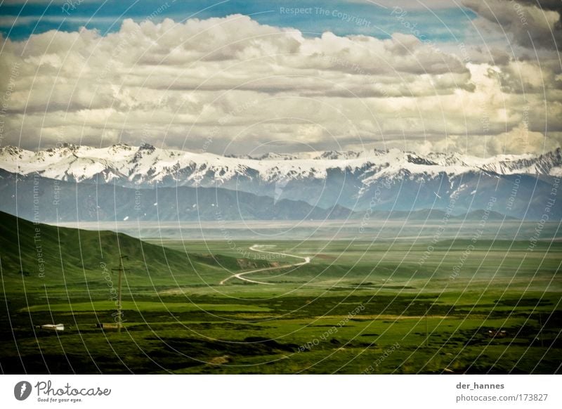 Road to Dschalal-Abad Farbfoto Gedeckte Farben Außenaufnahme Experiment abstrakt Menschenleer Tag Schatten Kontrast Zentralperspektive Weitwinkel Umwelt Natur