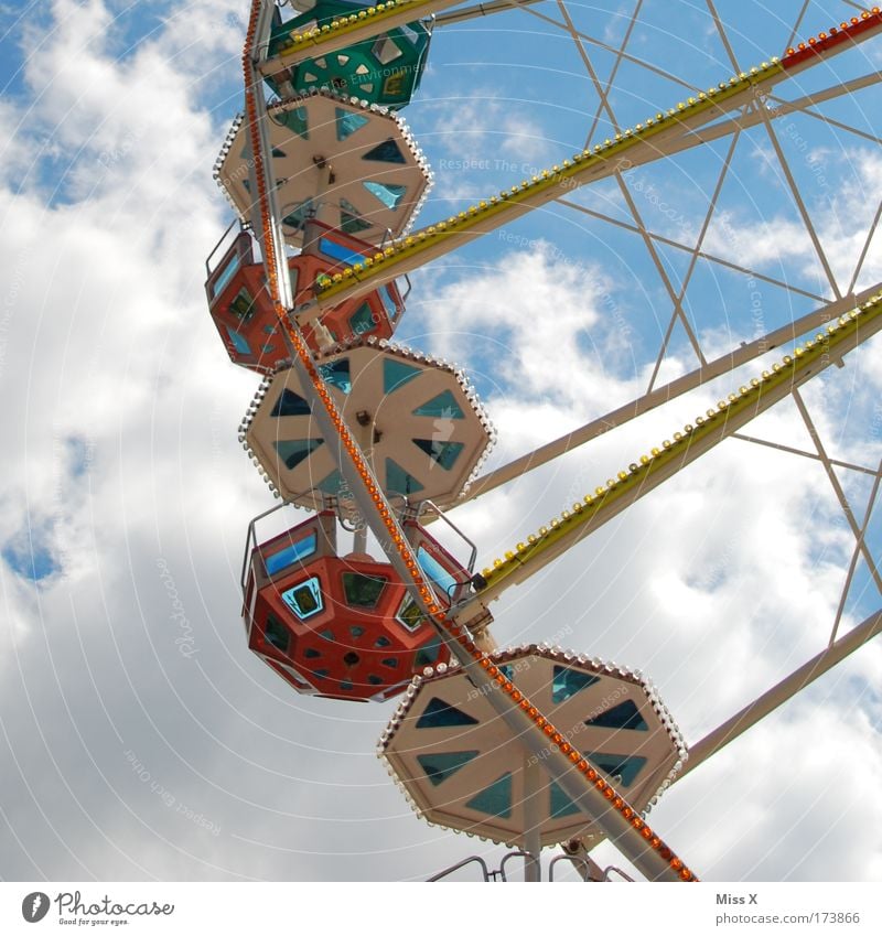 Volksfest Farbfoto Menschenleer Sonnenlicht Froschperspektive Veranstaltung Feste & Feiern Oktoberfest Jahrmarkt Wolken Schönes Wetter entdecken Fröhlichkeit