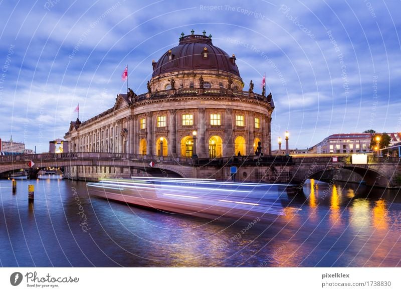 Boot auf der Spree bei der Museumsinsel Ferien & Urlaub & Reisen Tourismus Sightseeing Städtereise Sommer Nachtleben Kunst Kultur Wasser Nachthimmel Fluss