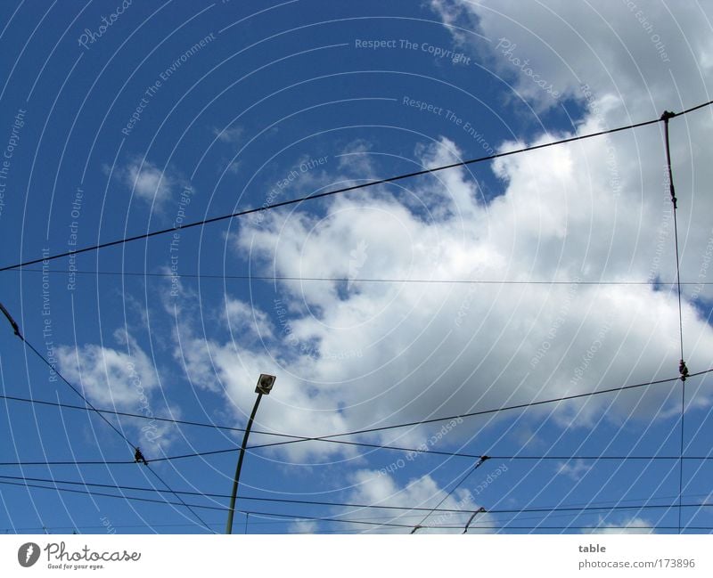 above the line Farbfoto Textfreiraum oben Güterverkehr & Logistik Energiewirtschaft Technik & Technologie Kabel Laterne Himmel Wolken Schönes Wetter Verkehr