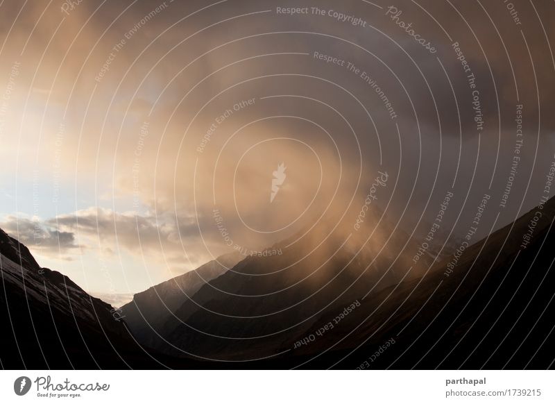 Bergblick bei Sonnenuntergang Umwelt Natur Landschaft Erde Luft Himmel Wolken Sonnenlicht Wetter Wind Berge u. Gebirge Himalaya exotisch mehrfarbig gelb gold