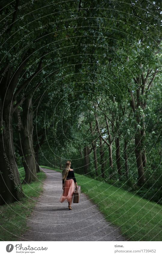 Frau mit Koffer feminin Erwachsene 1 Mensch Baum Park Wiese Wege & Pfade T-Shirt Rock blond langhaarig festhalten gehen tragen elegant schön Tatkraft Romantik