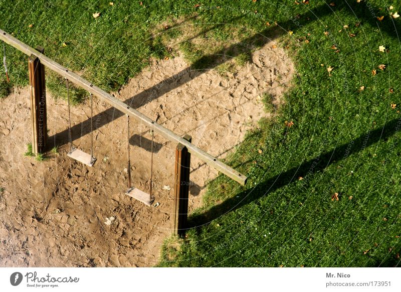 T/T/ Außenaufnahme Freizeit & Hobby Spielen Schönes Wetter Gras Garten Menschenleer Park schaukeln Perspektive Schaukel Spielplatz Kinderspiel Sommer Sand