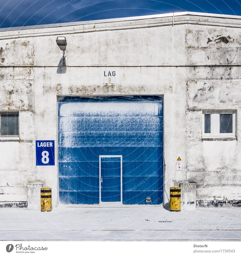 Lager Industrie Bauwerk Gebäude Architektur Lagerhalle Tür Stein Beton blau gelb weiß Tor Lagerhaus Kontrast Getreidesilo Mehl Farbfoto mehrfarbig Außenaufnahme