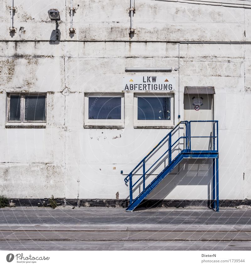 Abfertigung Stadtrand Menschenleer Industrieanlage Bauwerk Gebäude Mauer Wand Treppe Fenster Tür blau schwarz weiß Speicher Gleise Lagerhalle Fassade Lampe