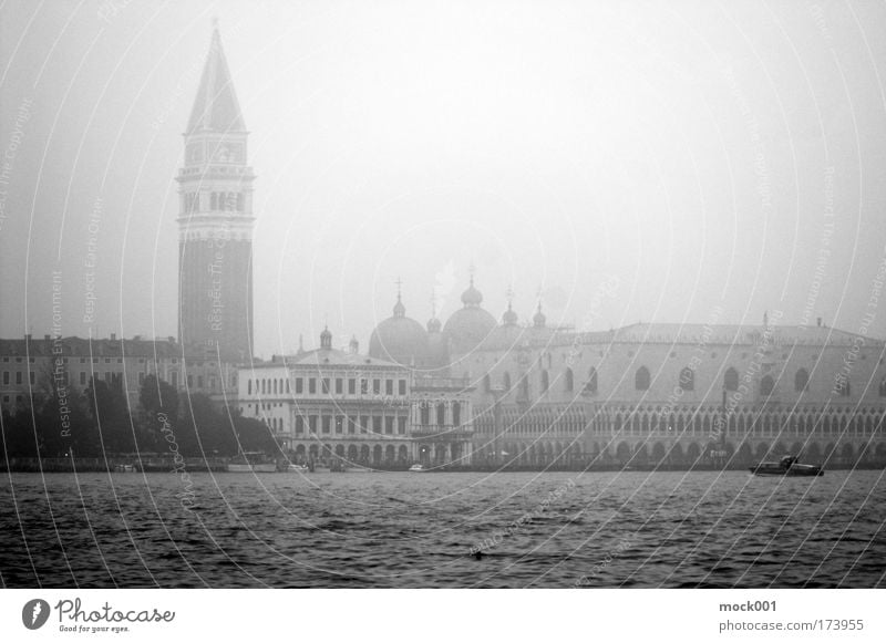 Venedig im Winter II - Der Campanile Schwarzweißfoto Außenaufnahme Licht Schatten Kontrast Zentralperspektive Sightseeing Städtereise Kreuzfahrt Italien Europa