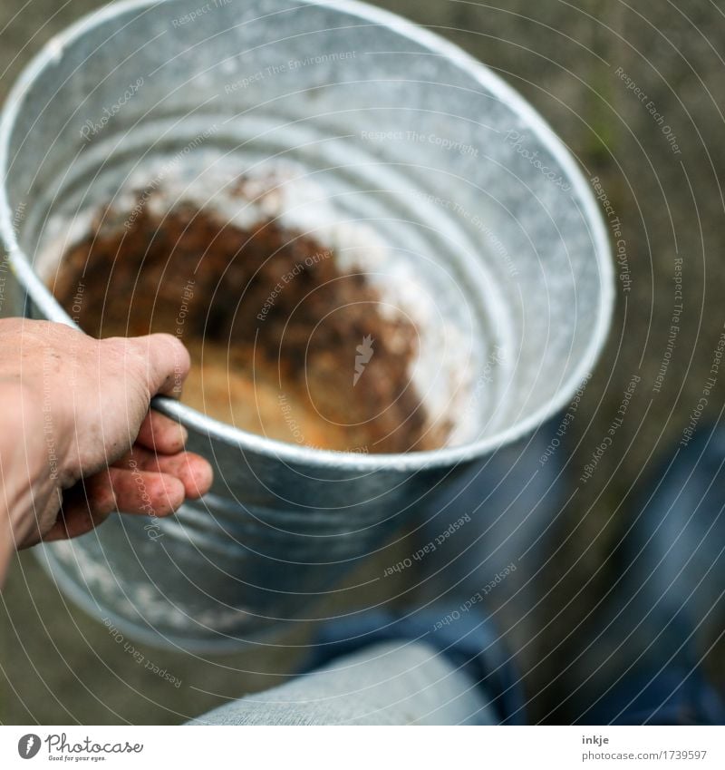 Zinkeimer Gartenarbeit Handwerk Baustelle Leben Fuß 1 Mensch Gummistiefel Eimer festhalten stehen authentisch dreckig braun grau leer tragen Farbfoto