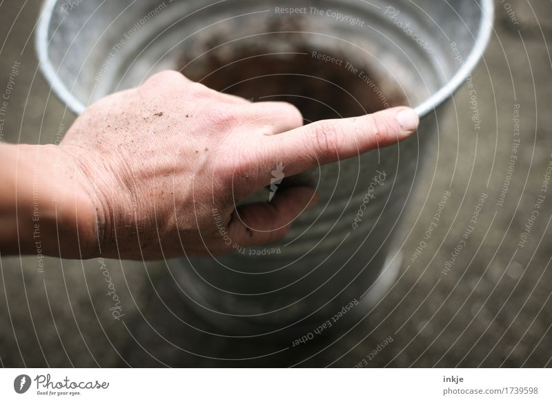 Gartenarbeit Lifestyle Freizeit & Hobby Erwachsene Senior Leben Hand 1 Mensch Eimer zink Metall festhalten dreckig Farbfoto Außenaufnahme Nahaufnahme