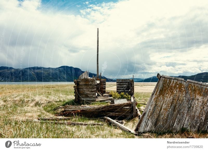 Vergänglichkeit Ferien & Urlaub & Reisen Abenteuer Ferne Zeitmaschine Wolken Regen Fjord Meer Dorf Fischerdorf Menschenleer Haus Hütte Ruine Bauwerk Gebäude