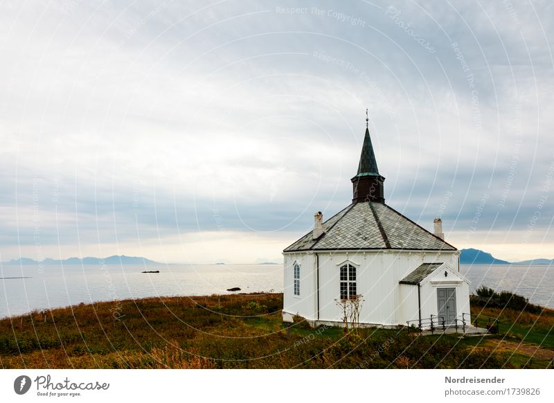 Kleine Holzkirche Ferien & Urlaub & Reisen Tourismus Ferne Landschaft Wolken Gras Küste Meer Insel Dorf Fischerdorf Menschenleer Kirche Bauwerk Gebäude