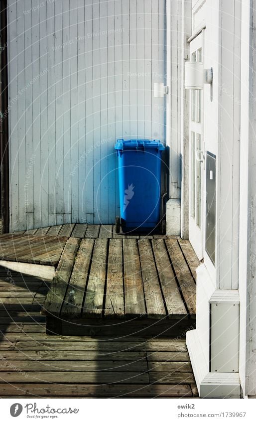 Blauer Fleck Bauwerk Seebrücke Mauer Wand Müllbehälter Holzbrett Holzwand Kunststoff leuchten stehen warten nachhaltig trist blau braun weiß Vorsicht geduldig