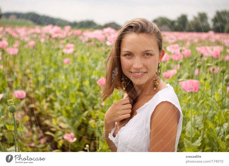 Mohnblume II Farbfoto Außenaufnahme Textfreiraum links Tag Sonnenlicht Schwache Tiefenschärfe Zentralperspektive Porträt Oberkörper Halbprofil Blick