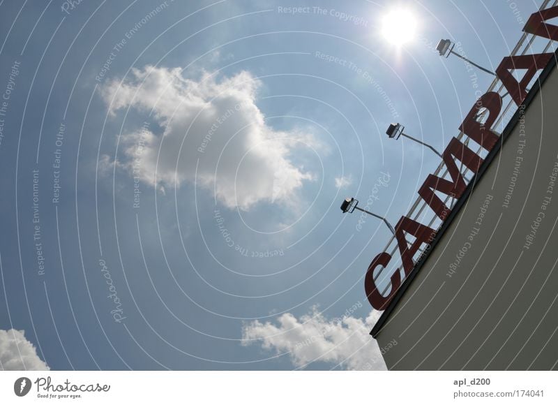 Die Farbfoto Außenaufnahme Textfreiraum links Tag Licht Schatten Gegenlicht Umwelt Himmel Wolken Weil am Rhein Stadtrand Menschenleer Haus Bauwerk Gebäude