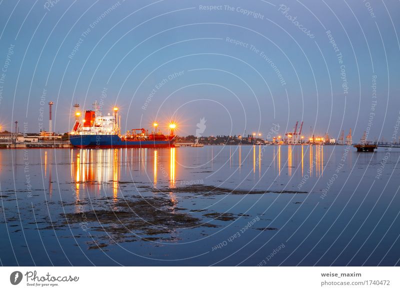 Tanker im Hafen. Hafen in der Nacht Ferien & Urlaub & Reisen Meer Industrie Güterverkehr & Logistik Business Verkehr Wasserfahrzeug Bullauge Container