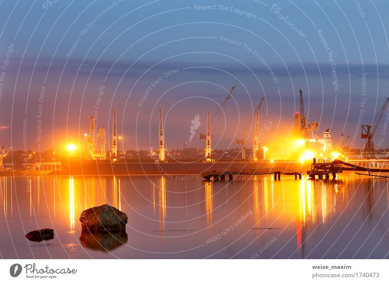 Tanker im Hafen. Hafen in der Nacht Ferien & Urlaub & Reisen Meer Industrie Güterverkehr & Logistik Business Landschaft Wasser Himmel Sommer Schönes Wetter