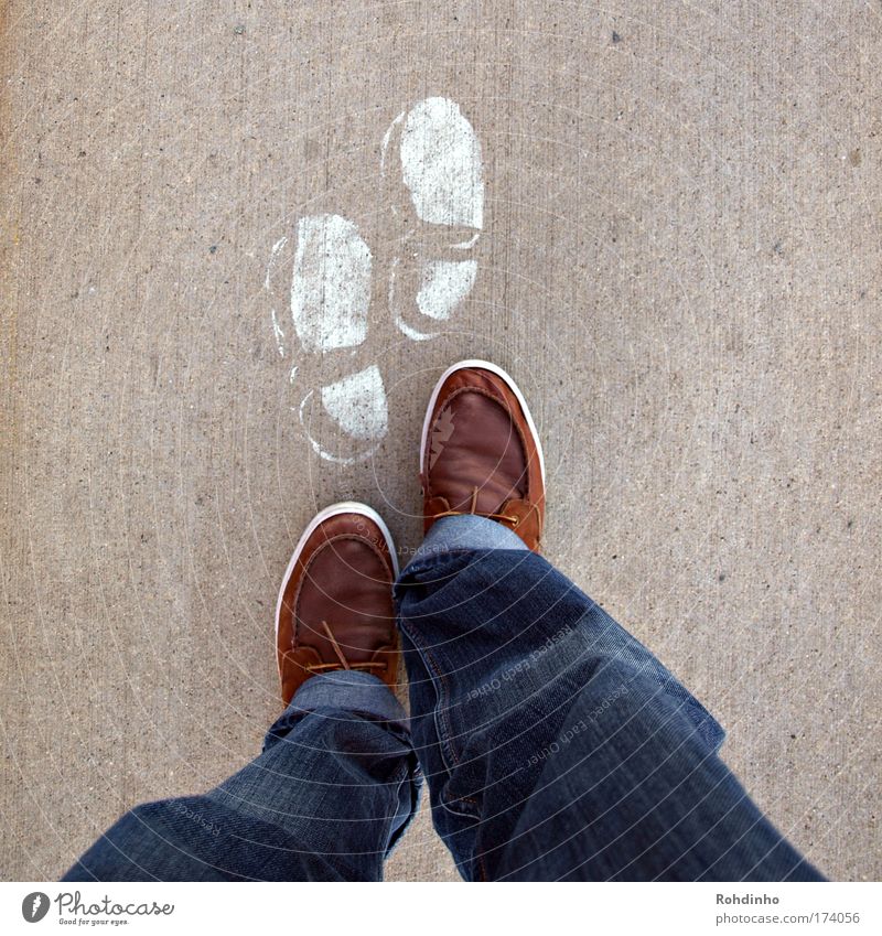 footprints Farbfoto Außenaufnahme Nahaufnahme Textfreiraum links Textfreiraum rechts Tag Vogelperspektive Lifestyle wandern gehen Mensch maskulin Beine Fuß 1