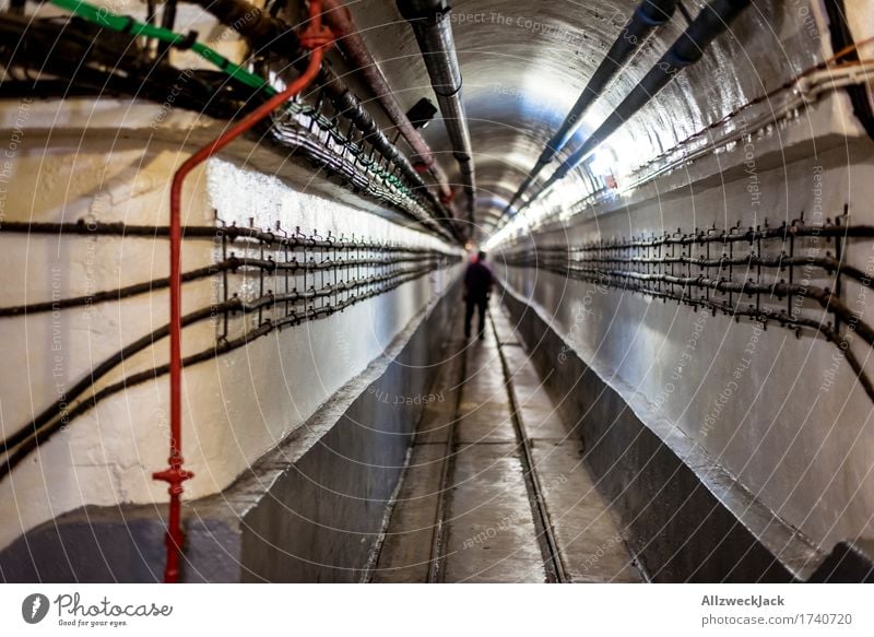 Kabelschacht Tunnel alt bedrohlich dreckig dunkel kalt unten Gang Keller Bunker Leitung Silhouette Farbfoto Innenaufnahme Kunstlicht Zentralperspektive