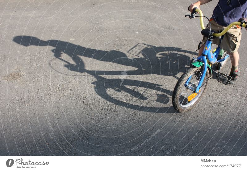 mobil Außenaufnahme Textfreiraum links Textfreiraum unten Schatten Freizeit & Hobby Spielen Kinderspiel Expedition Sommer Sommerurlaub Fahrradfahren