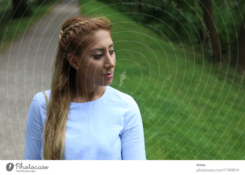 . feminin 1 Mensch Umwelt Landschaft Park Hügel Kleid Haare & Frisuren blond langhaarig beobachten entdecken gehen Blick elegant schön Vertrauen Wachsamkeit