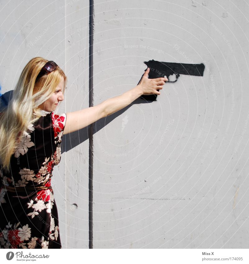 Peng!!!! Farbfoto mehrfarbig Außenaufnahme Textfreiraum rechts Blick nach vorn Junge Frau Jugendliche Erwachsene Arme 1 Mensch 18-30 Jahre Mauer Wand Fassade