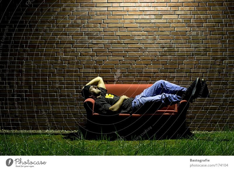 just relax for one moment Farbfoto Textfreiraum oben Nacht Erholung ruhig Freiheit Wohnung Sofa Wohnzimmer Mensch maskulin 1 Garten Mauer Wand Lebensfreude