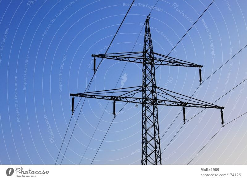 Umweltfreundliche Energie Farbfoto Außenaufnahme Luftaufnahme Menschenleer Hintergrund neutral Abend Wirtschaft Industrie Energiewirtschaft Kabel