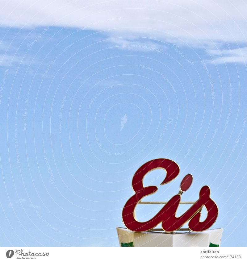 Eis Milcherzeugnisse Speiseeis Ernährung Freude Jahrmarkt Himmel Wolken Sommer Schönes Wetter Wärme Metall Kunststoff Zeichen Schriftzeichen blau rot Farbfoto