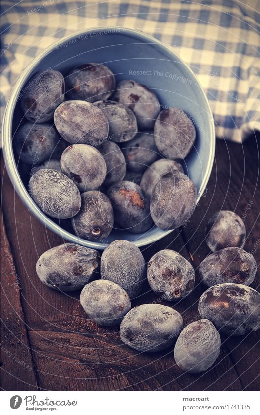 Pflaumen Kernobst Frucht landhausstil Landhaus reif blau Gesunde Ernährung Küchenhandtücher Holzbrett Holztisch altehrwürdig Schalen & Schüsseln Geschirr