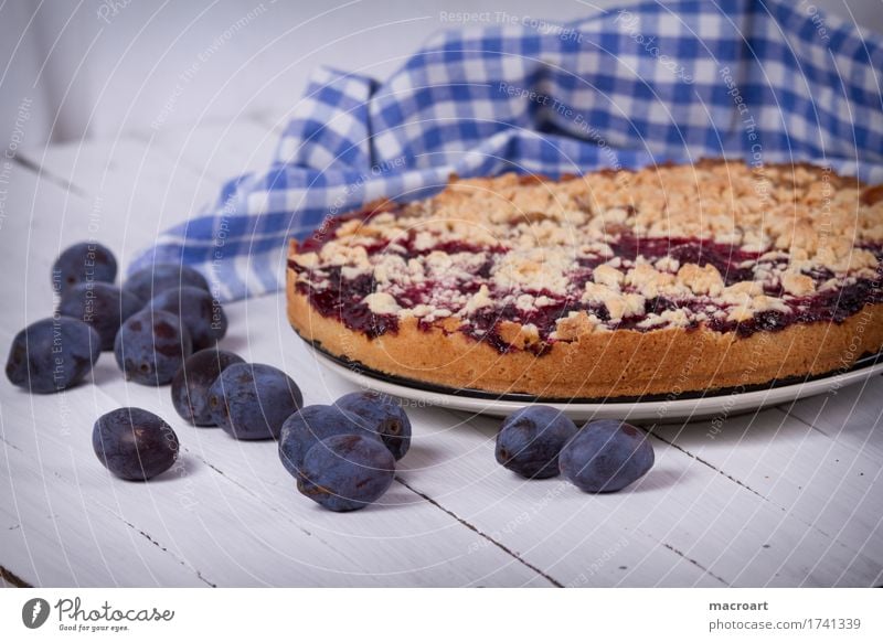 Pflaumenkuchen streusselkuchen Obstkuchen backen Dessert Kaffee Frucht Holztisch Gesunde Ernährung Speise Essen Foodfotografie Lebensmittel genießen braun weiß