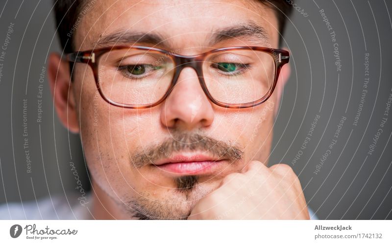 Close Portrait 3 maskulin Junger Mann Jugendliche Erwachsene Gesicht 1 Mensch 30-45 Jahre Brille brünett Oberlippenbart geduldig ruhig Langeweile Einsamkeit