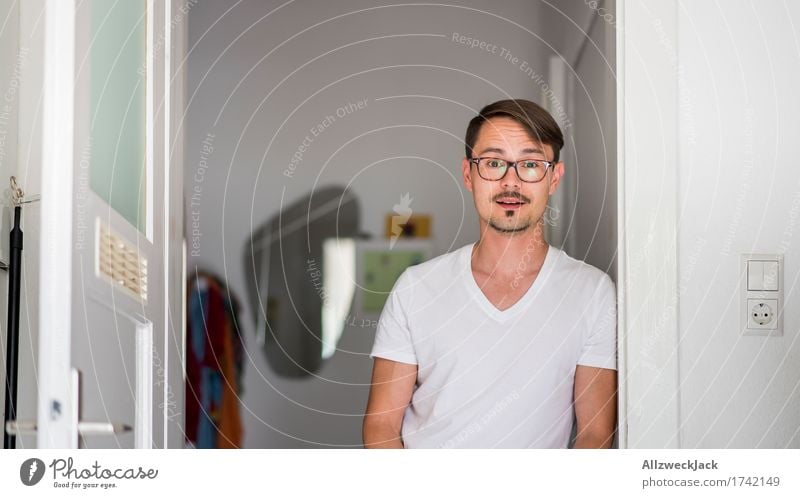 Kitchen Portrait 2 maskulin Junger Mann Jugendliche Erwachsene 1 Mensch 30-45 Jahre Brille brünett Scheitel Oberlippenbart Vorfreude Neugier Interesse