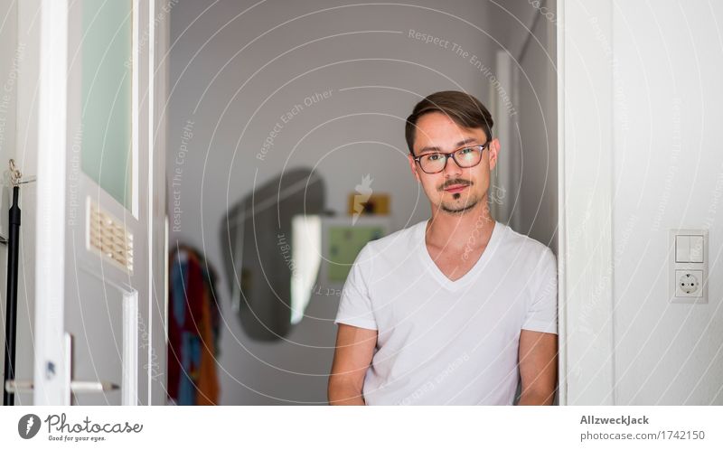 Kitchen Portrait 3 maskulin Junger Mann Jugendliche Erwachsene 1 Mensch 18-30 Jahre 30-45 Jahre Brille kurzhaarig Scheitel Langeweile Einsamkeit