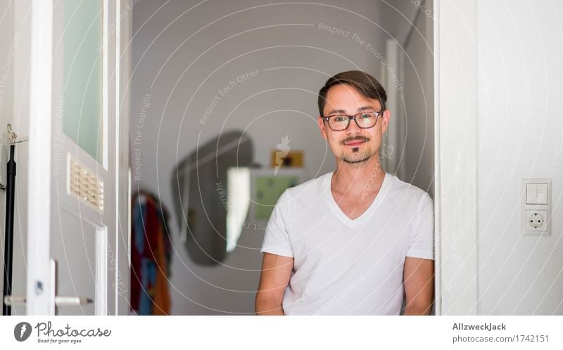 Kitchen Portrait 1 maskulin Junger Mann Jugendliche Erwachsene Mensch 30-45 Jahre Brille brünett Scheitel Oberlippenbart Fröhlichkeit Zufriedenheit Lebensfreude