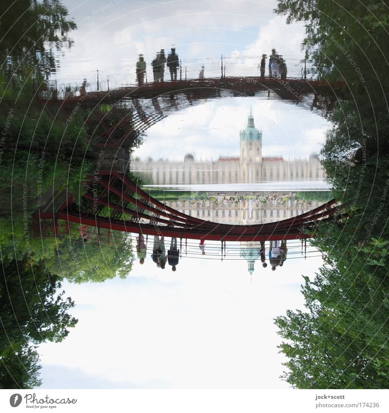 Karpfenteich im Schlosspark Sightseeing Weltkulturerbe Himmel Sommer Park Teich Brücke Sehenswürdigkeit Erholung Bekanntheit historisch Gelassenheit