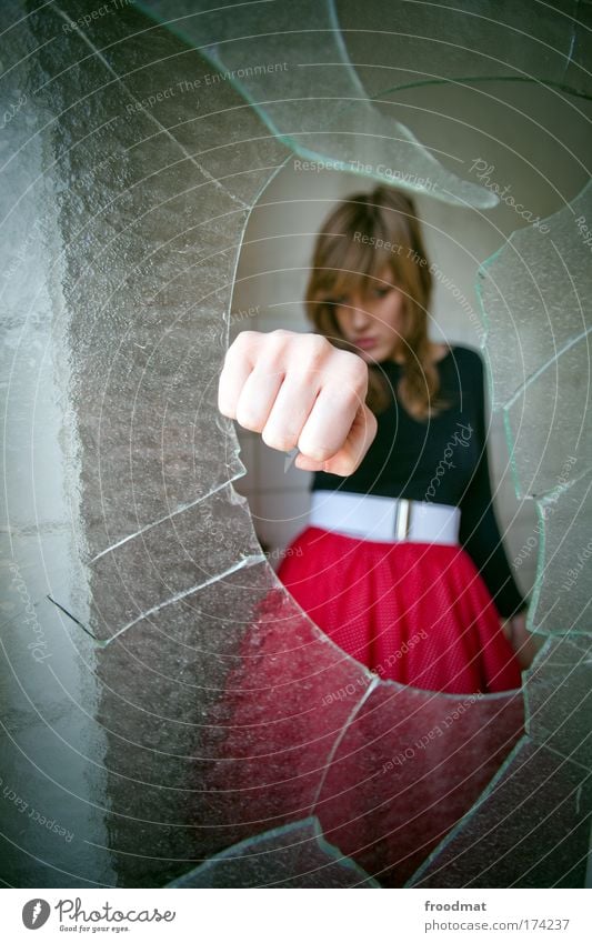 durchbruch Farbfoto mehrfarbig Außenaufnahme Innenaufnahme Tag Schwache Tiefenschärfe Weitwinkel Oberkörper Blick Blick in die Kamera Mensch feminin Junge Frau