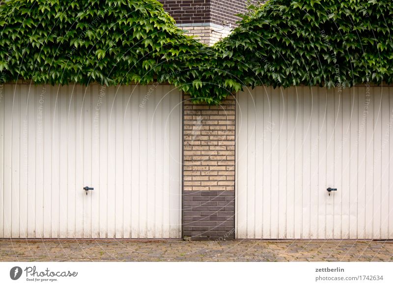 Doppelhaushälfte Garage Garagentor Tür Tor Eingang Ausgang Griff geschlossen Wohnsiedlung Haus Gebäude Mehrfamilienhaus Häusliches Leben Wohngebiet Sonntag