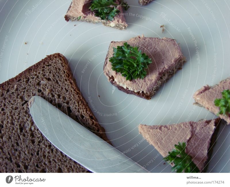 Leberwurstbrote in Häppchen mit Petersilie und ein Messer Ernährung Frühstück Abendessen Gesunde Ernährung Teile u. Stücke Wurstbrot Nahaufnahme Brotscheibe