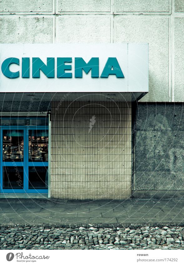 kino! Farbfoto Gedeckte Farben Außenaufnahme Textfreiraum oben Tag Bauwerk Gebäude Architektur alt retro Vorfreude Kino Filmindustrie Cinemaxx schäbig dunkel