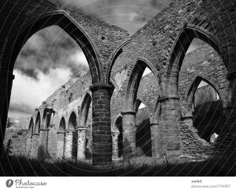 Alte Gebetsstätte Himmel Wolken Schönes Wetter St. Mathieu Finistere Bretagne Frankreich Westeuropa Kirche Ruine Bauwerk Gebäude Architektur Fensterbogen Gotik