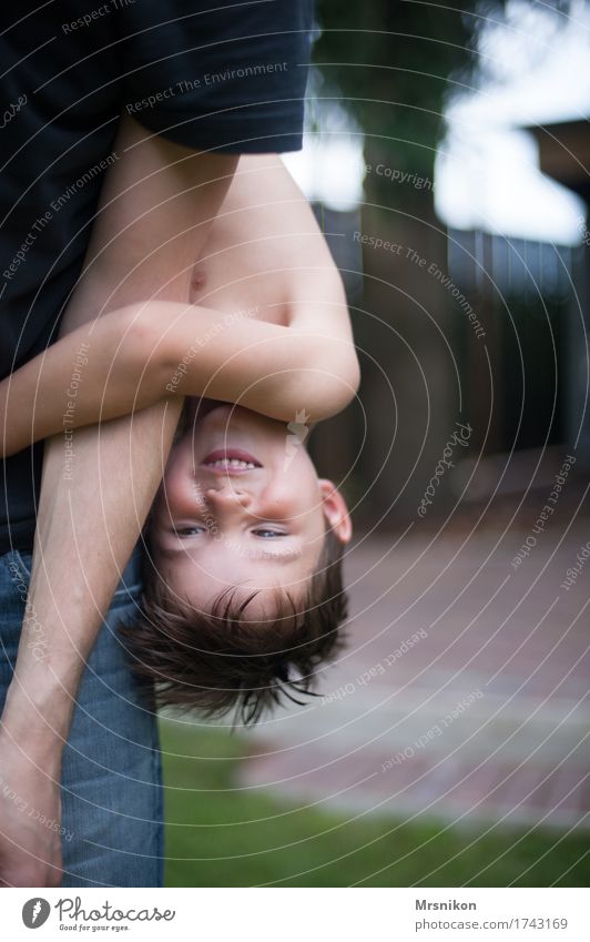 Kopfüber Kinderspiel Ausflug Abenteuer Sommer Sommerurlaub Junge Eltern Erwachsene Vater Familie & Verwandtschaft Kindheit Leben 2 Mensch 3-8 Jahre 30-45 Jahre