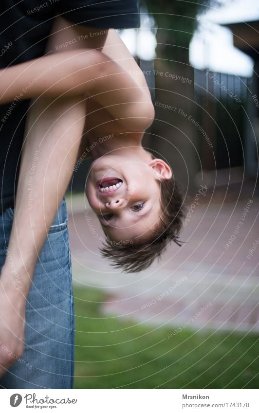 Kopfüber Freude Glück Spielen Sommer Feste & Feiern Geburtstag Kind Kleinkind Junge Familie & Verwandtschaft Kindheit Leben 1 Mensch 3-8 Jahre lachen schreien