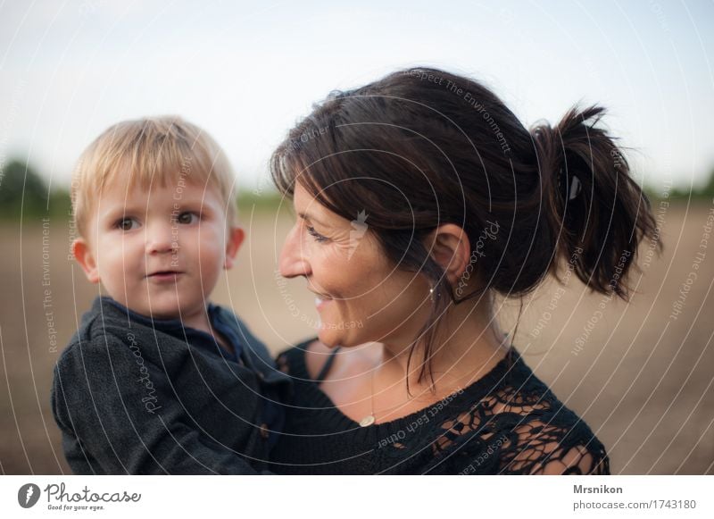 Was siehst du? maskulin Kind Kleinkind Junge Frau Jugendliche Erwachsene Eltern Mutter Familie & Verwandtschaft Kindheit Leben 2 Mensch 1-3 Jahre 30-45 Jahre