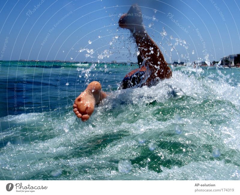 Planschen Farbfoto Außenaufnahme Unterwasseraufnahme Textfreiraum oben Tag Bewegungsunschärfe Zentralperspektive Mensch Leben Haut Fuß Zehen Fußsohle 1 Wasser